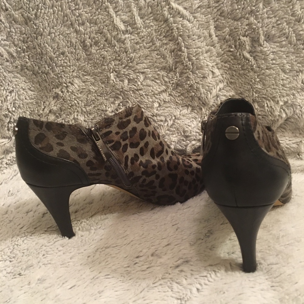 Vince Camuto Animal Print Calf hair Booties Sz 8 - Picture 10 of 13